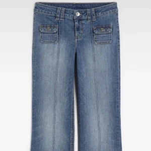Low waist Cargo jeans från hm  - Säljer mina blåa low waist cargo jeans från HM i storlek 36! Fint skick! helt slutsålda