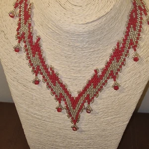 Handgjord halsband  - Handgjord halsband med äkta preciosa pärlor. En riktigt bra julklapp.