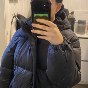 Jättefin vinterjacka❣️ - (Lägger upp en ny annons pga oseriöst bud) Säljer nu min superfina jacka från hm❣️I jättefint skick, inte alls är använd mycket och helt slutsåld på hemsidan. Håller värmen superbra och passar perfekt nu till vintern❄️Storlek Xs men passar även S