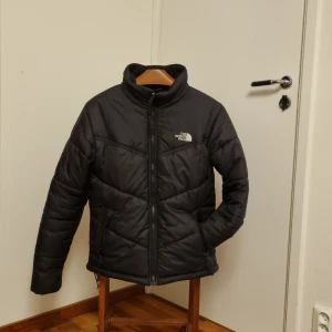 The North Face vinterjacka S - Säljer en snygg The Norrh Face jacka eftersom den bliviy för liten. Jackan är i gott skick 4/5. Nypris ca 2000