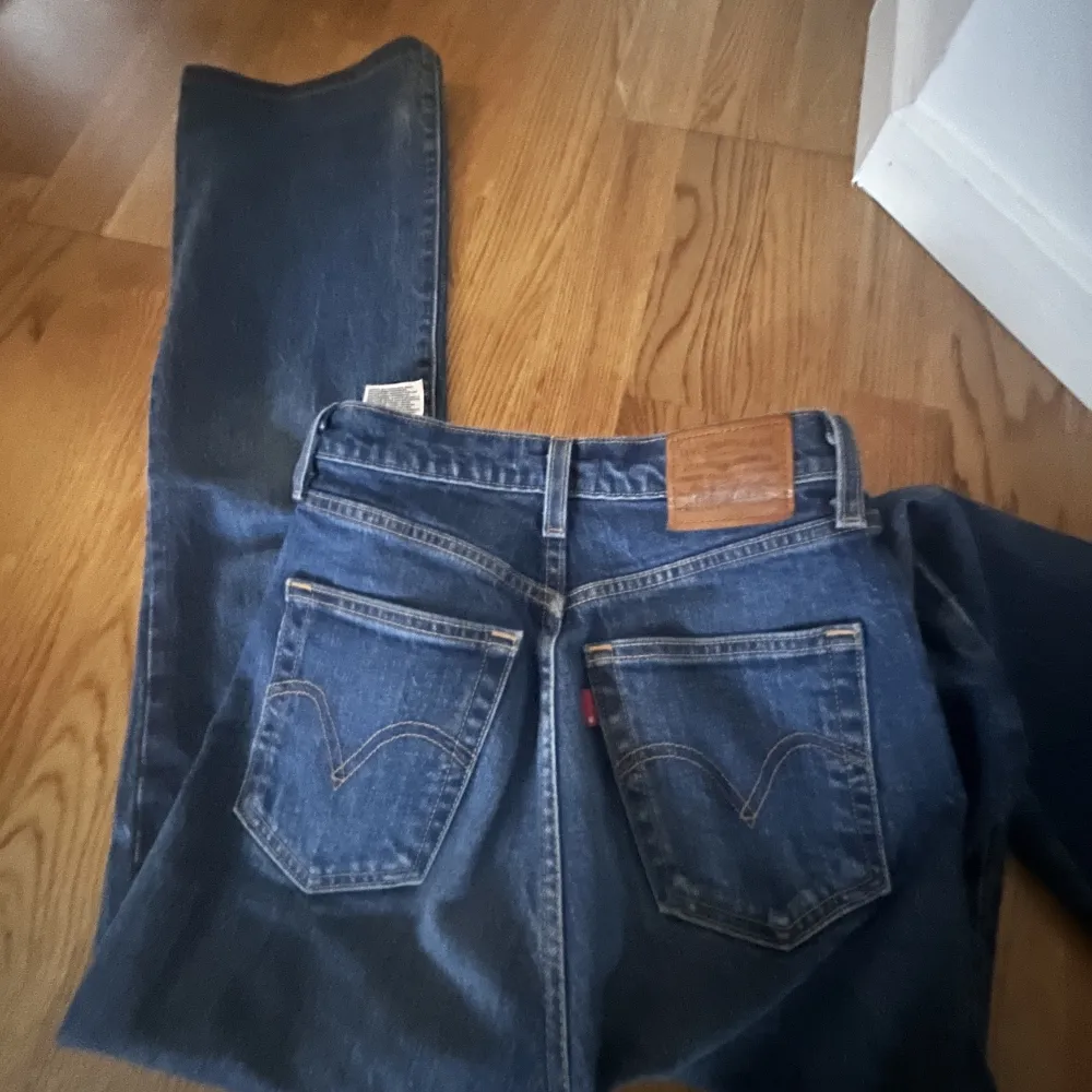 Mellanblå jeans från Levis . Jeans & Byxor.