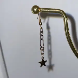 Ett jättefint guldörhänge med namn ”the golden star”😍 smycket är nickelfritt men man ska inte sova eller duscha med det, säljs styckvis💕