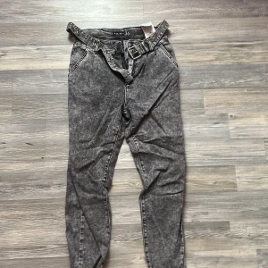 Baggy jeans  - Har navlat Max 2 gånger då jag köpte i lite för liten storköket, ser väldigt snygga och unika ut dock, ganska baggy så dem är sköna att ha på