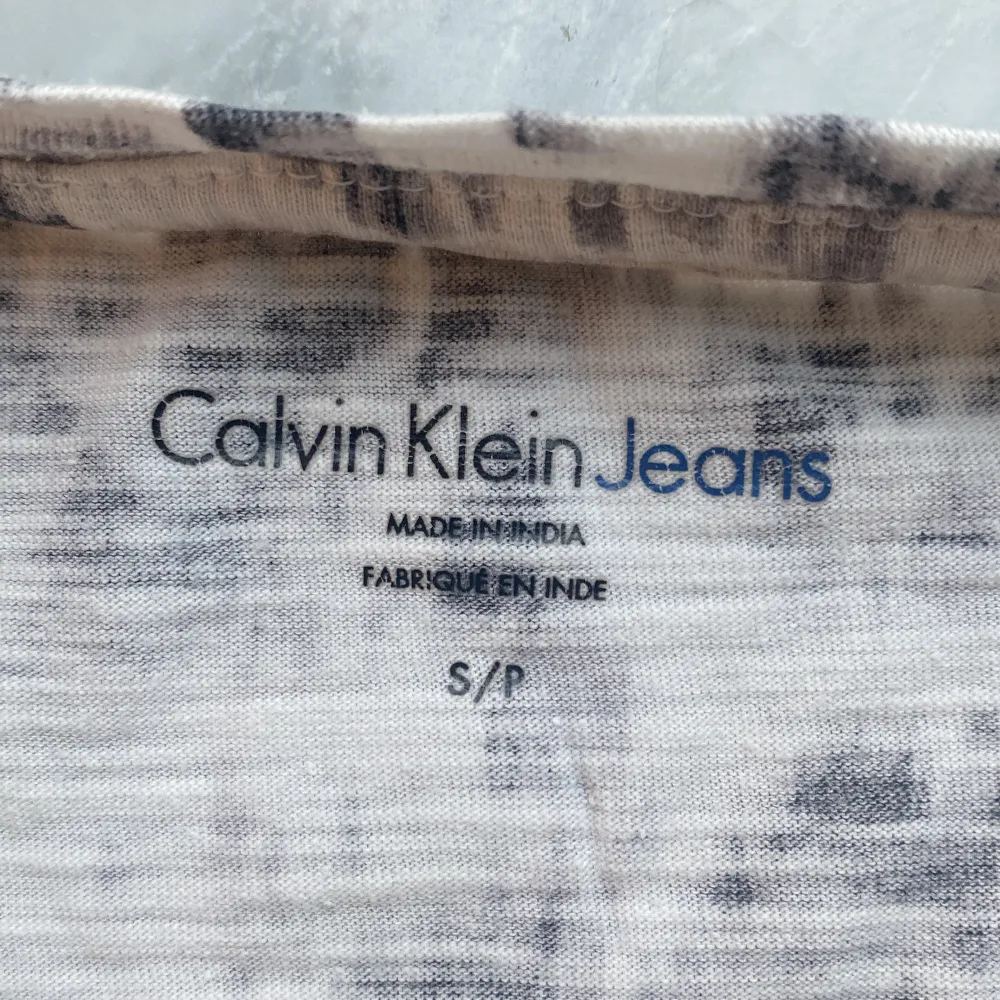 Spräcklig T-shirt från Calvin Klein i bra skick. T-shirts.