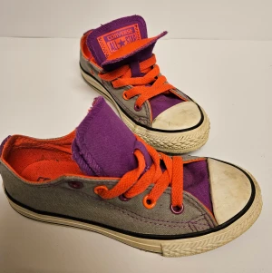 Converse junior - Converse junior skor.  Använda men i fint skick. Har inte försökt tvätta dem utan de säljs i befintligt skick och går säkert att piffa till mer. Storlek 29. Nypris 500 kr. 