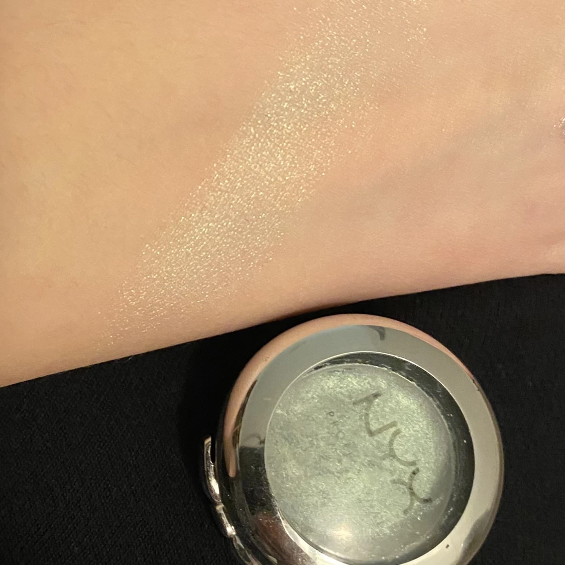 Nyx proffession makeup prismatic shadow green light