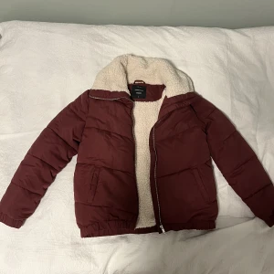 Vinterjacka  - Säljer min helt oanvända jacka från housebrand eftersom jag inte gillade färgen💋 Den är precis som nu och han inga repor på sig!