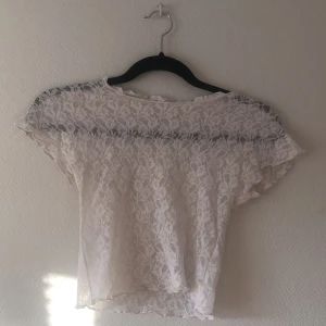 Spets Topp - Topp i spets som går att ha i ”layers” som ger en feminin touch! 