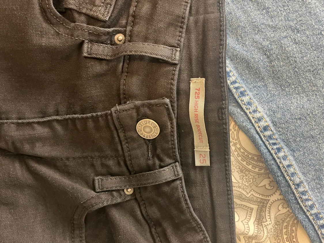 Säljer dessa jätte fina boutcut jeansen från Levis. Använda ett par gånger. Original pris 1200kr säljer nu gör 750kr. De är i jätte bra skick men har fortfarande använt dem 8ggr. - 90