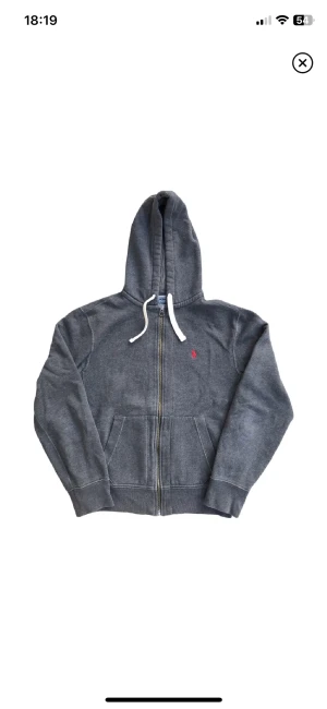 Ralph lauren zip up hoodie  - En perfekt zip up hoodie från märket Ralph lauren. Har använts några gånger men det finns inga fläckar. 9/10. Storlek S
