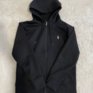 Polo hoodie  -  Jag säljer en mycket populär Polo hoodie med dragkedja, den är i utmärkt skick, helt ny, och utan skador eller fläckar. Priset är endast 750 kr. Den är 9/10 i skick. Vid fler frågor kom bara private🔥