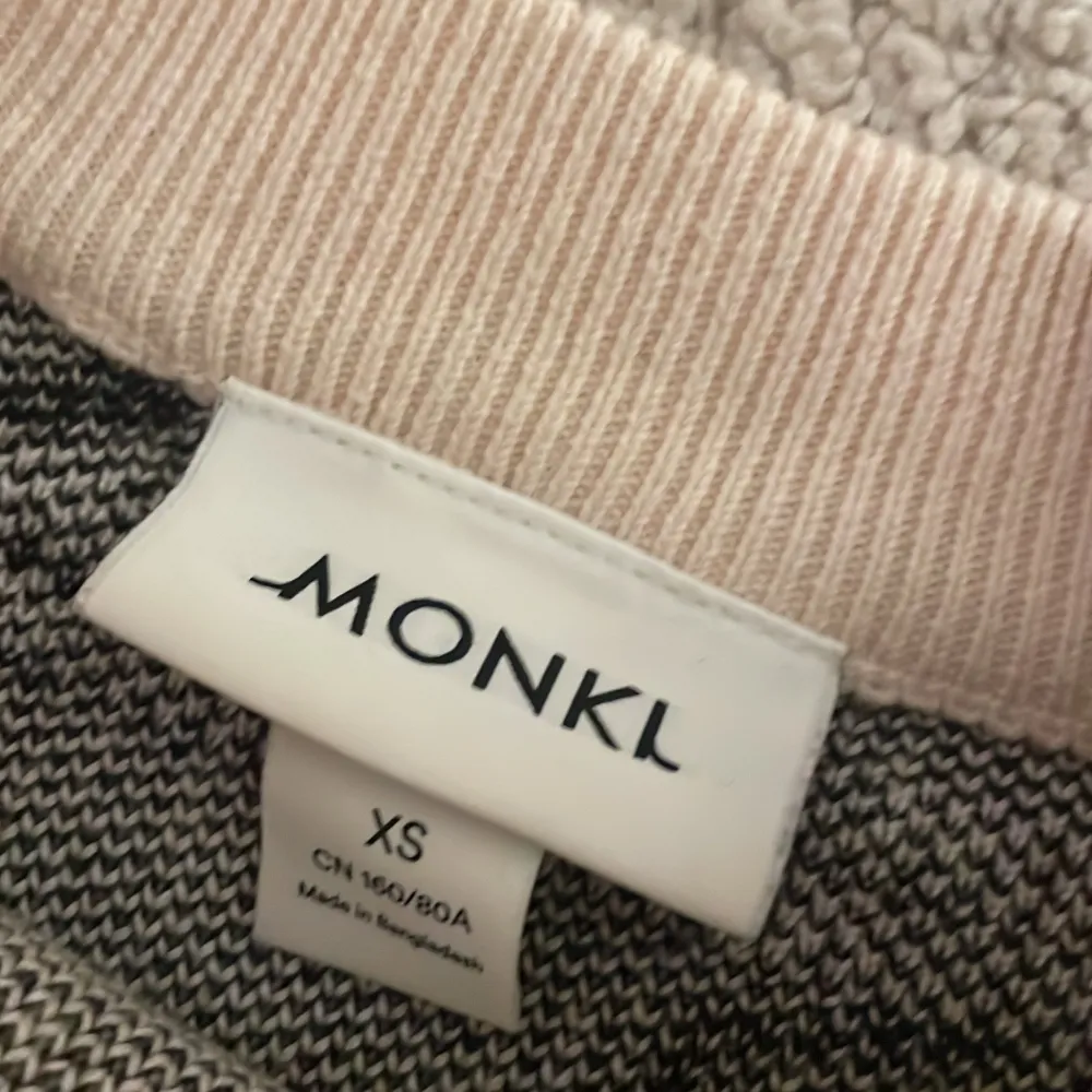 Lite oversized stickad monki tröja orginalpris 399kr. Neuleet.