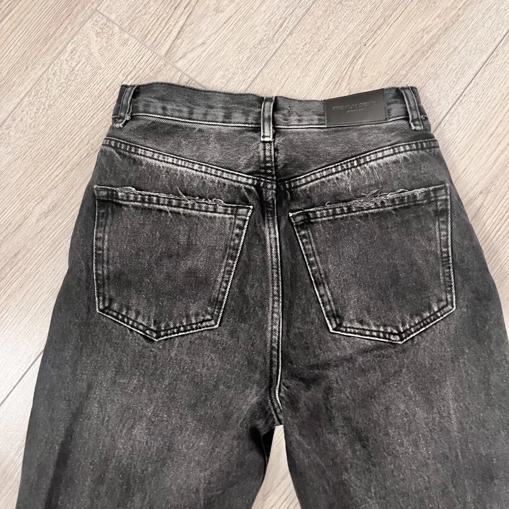 Fina svart/grå jeans från Gina Tricot. Fint skick och i storlek 34💕. Jeans & Byxor.