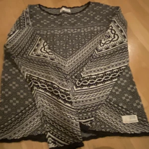 Odd Molly tröja - Stickad tunnare tröja från Odd Molly. Svart/vit. Storlek 1. 