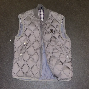 J-Lindeberg Väst - Tjena! Säljer nu en väst pga att den är för liten för mig.  Västen är ljusgrå och passar fint nu till hösten.  Storlek M men liten i storleken. Sitter som S.