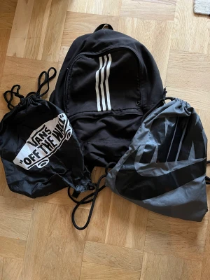 Gympapåsar/väskor - Hej, säljer två påsar Nike och Vans och en Adidas ryggsäck. 50kr styck 