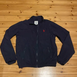 Ralph lauren Jacka - En mycket fin och nästan aldrig använd polo assn jacka. Storlek S men funkar till Xs
