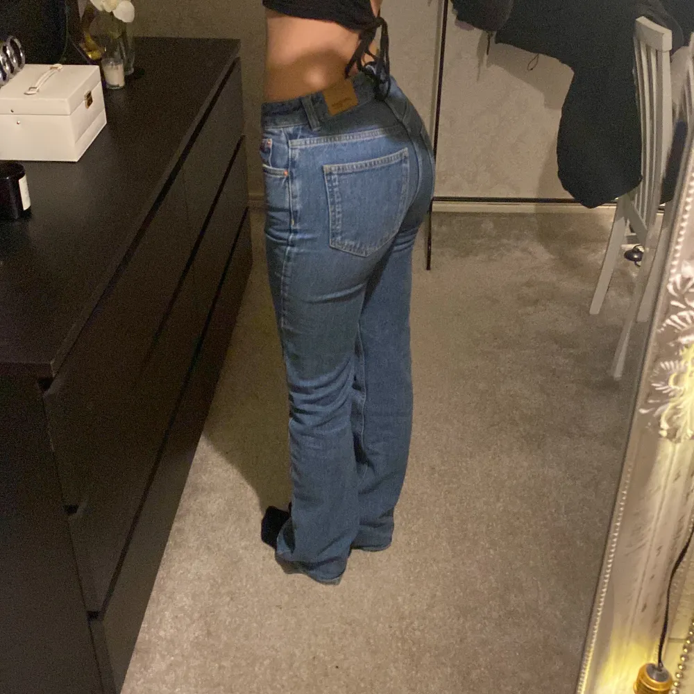 Ett par low flare jeans från Gina Tricot. Otroligt bra längd med tanke på att jag är ganska lång och att det är storlek 34. Har liknade därför ska de säljas. (Original pris: 500kr). Jeans & Byxor.