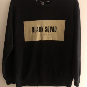 Black squad tröja strl m - Använd men har mer att ge 