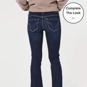 Säljer heeelt oanvände jeans från hollister köpta i somras men passade tyvärr inte. Skriv för fler bilder