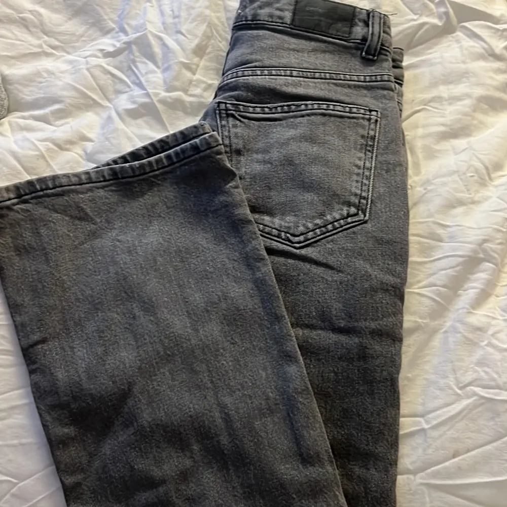 Gråa midwaist jeans från Gina tricot, storlek 32 Raka i benen, använda ett fåtal gånger . Jeans & Byxor.