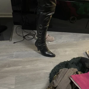 Höga klackskor  - Knappt använda, fina skinn skor 