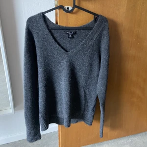 Stickad tröja - Skön stickad tröja från new yorker, använd endast en gång så i princip nyskick. Storlek xs men skulle säga att den passar xs-m då den är ganska stor i storleken