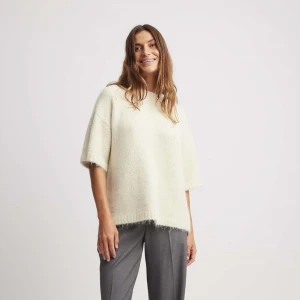 Kortärmad stickad tröja  - Säljer nu även denna mysiga kortärmade stickade tröjan i xs då jag köpte två storlekar men den kommer tyvärr inte till användning. Helt ny med prislapp kvar från Moaxnakd 