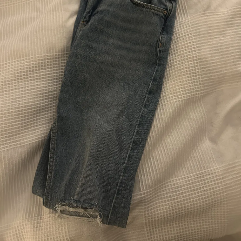 Näst intill nya jeans, använd 2 gånger!! Köpa för 499 säljer för 280+ frakt! Storlek 36. Säljer då dom inte passar mig. . Jeans & Byxor.
