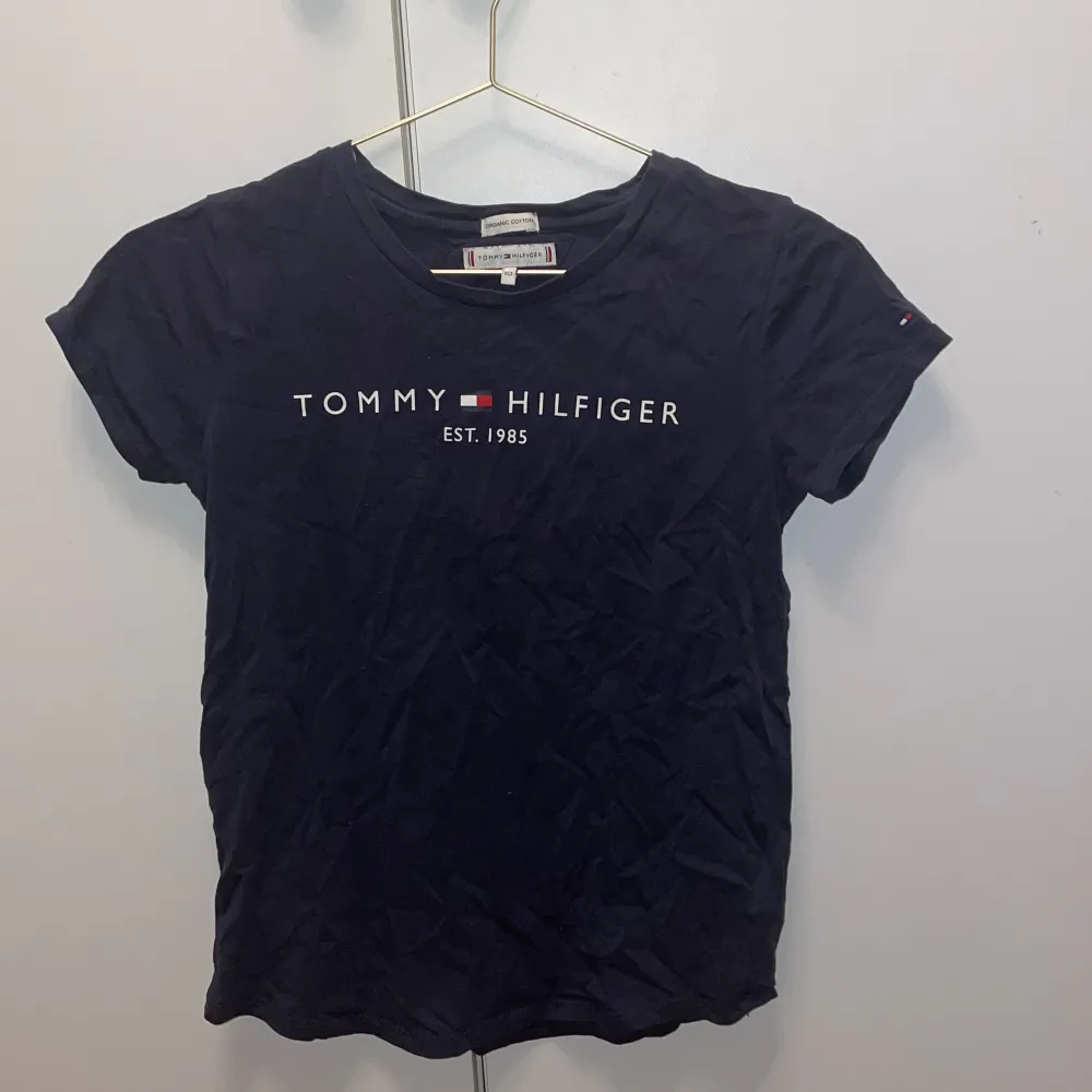 Tommy hilfiger tröja i storlek 152, passar även xs💕. T-shirts.