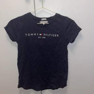 Tommy hilfiger tröja i storlek 152, passar även xs💕