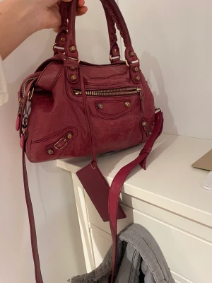 BALENCIAGA citybag - Balenciaga väska 2way  Fint skick in och ut, kolla min andra annons för fler bilder!!  Sänkt pris då jag vill bli av med den🔥🔥🔥kom med prisförslag!!!(inte under 4000) 