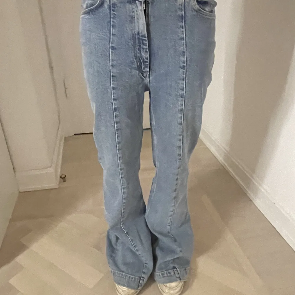 Blåa bootcut jeans med söm längs benen. Väldigt långa i benen, modellen är 172 cm!. Jeans & Byxor.