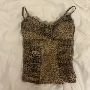 leopard korsett 🐆🐆 - kattigaste toppen!!!! köpt på humana, passar en strl M :))) går att justera axelbanden