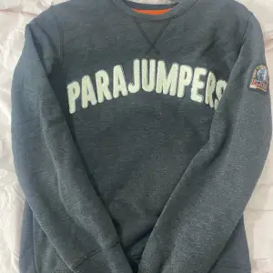Parajumper hoodie, lite för lång på mig. Passar till både tjejer och killar. Skön material 