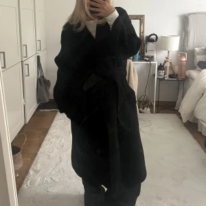 lång svart kappa - Säljer min älskade långa kappa🙏 Den är så himla perfekt och fin! lång, oversized och snygg😍stl L men passar mig som har S🥰 Den är i bra skick men använd väl, perfekt till alla tillfällen🥰
