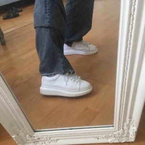 Alexander Mqueen sneakers - Lånad bild! Säljer mina Alexander mqueen skor i vitt. De är har några slitningar, skickar egna bilder vid intresse. 