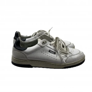 Axel Arigato sneakers - Axel Arigato sneakers i storlek 44! Väldigt snygga, lite smutsiga men inga större defekter!