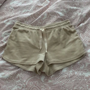 Beiga shorts  - Supersköna beiga velour shorts från gina. Kommit till användning endast en gång. De är i jättebra skick. Storlek M. 