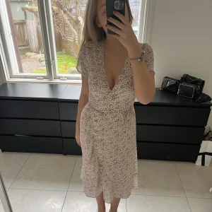 Klänning  - Så fin klänning i bra skick! Säljer då den inte kommer till användning ❤️