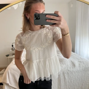 Söt Zara topp - Supergullig 🙌🏼 med broderi 