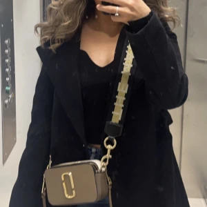 Marc Jacobs väska  - Super fin och väldigt anpassbar väska för olika tillfällen. Lite sliten som stan på bilden annars i väldigt bra skick. Köpt för 3749 från Nelly. 
