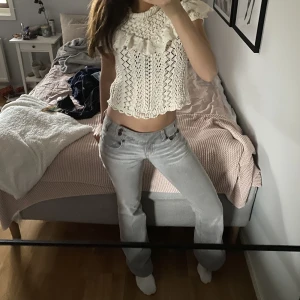 Snygga lågmidjade jeans  - Säljer mina skitsnygga jeans då jag känner att jeansen är lite för stora i midjan på mig💕