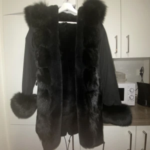 Päls jacka - Äkta päls jacka,Har använts Max 2gånger,väldigt skön och varm jacka för vintern! Rekommenderar stort ,vi kan diskutera priset💕