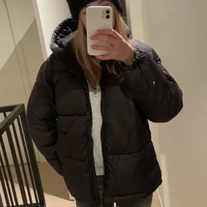 Svart vinterjacka  - Säljer denna superfina jackan ifrån HM i jättebra skick , säljer då den inte passade. 👌🏼😍