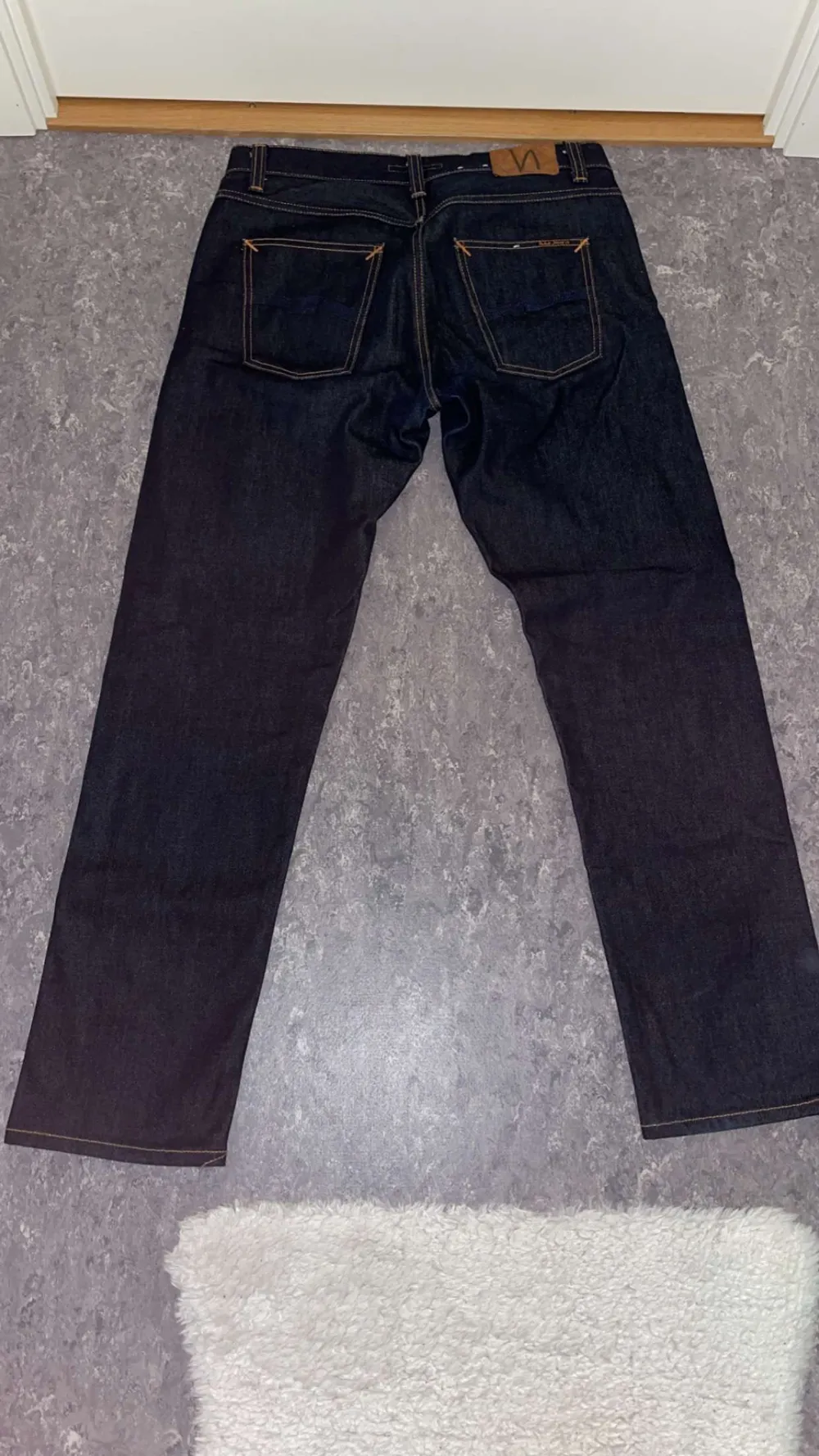 Nudie Jeans mörkblåa i väldigt bra skick använda 1-2 gånger bara, nypris för dessa ligger på 1800kr.. Jeans & Byxor.