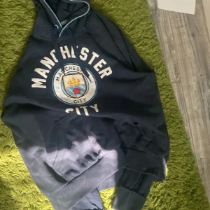 Manchester city hoddie - Använder inte köpt den original shoppen i Manchester. Säljer för den har växt ut.