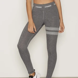 Träningstights från Stronger - Dessa snygga träningstights har tyvärr blivit för små för mig. Storleken är S, men passformen är väldigt tight så skulle kunna passa för de som ofta bär XS till exempel💕Inga tydliga tecken på att de använts!