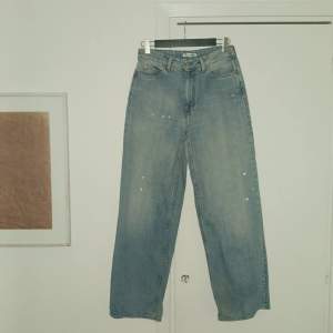 Jeans från Our Legacy, modell Full Cut. Lite slitning på byxslutet på baksidan, reflekterat i priset :) Unisex modell, märkt strl 36 (dam). Nypris 2800.
