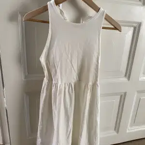 En vit klänning från zara, nästan aldrig använd💕 